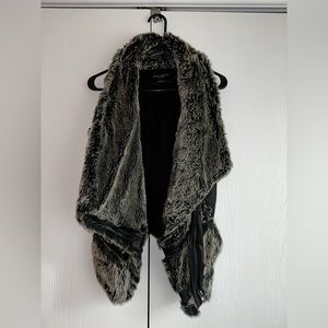 Akira Black Label Faux Leather with Faux Fur Vest in Black Size M.